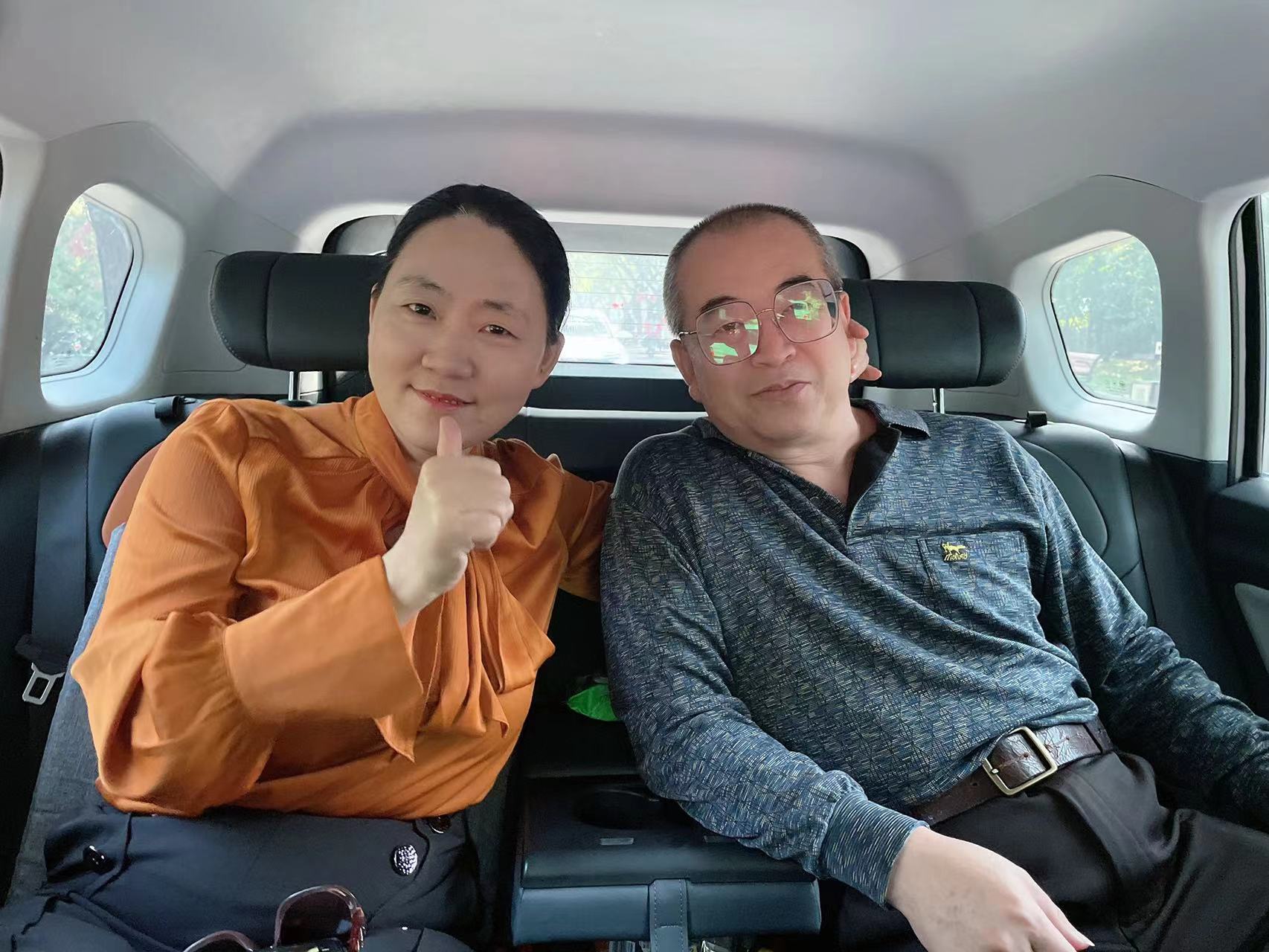 他照亮别人的世界，我守护他的光芒