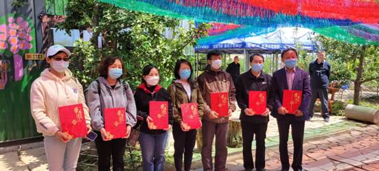 劳模代表调研冀农珍果庄园，喜逢盛大开业与游客同乐(图2)